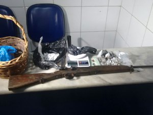 Polícia prende dupla acusada de tráfico de drogas 