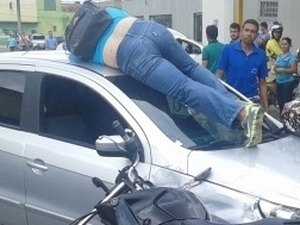 Após colisão entre carro e moto, motociclista fica em cima de automóvel