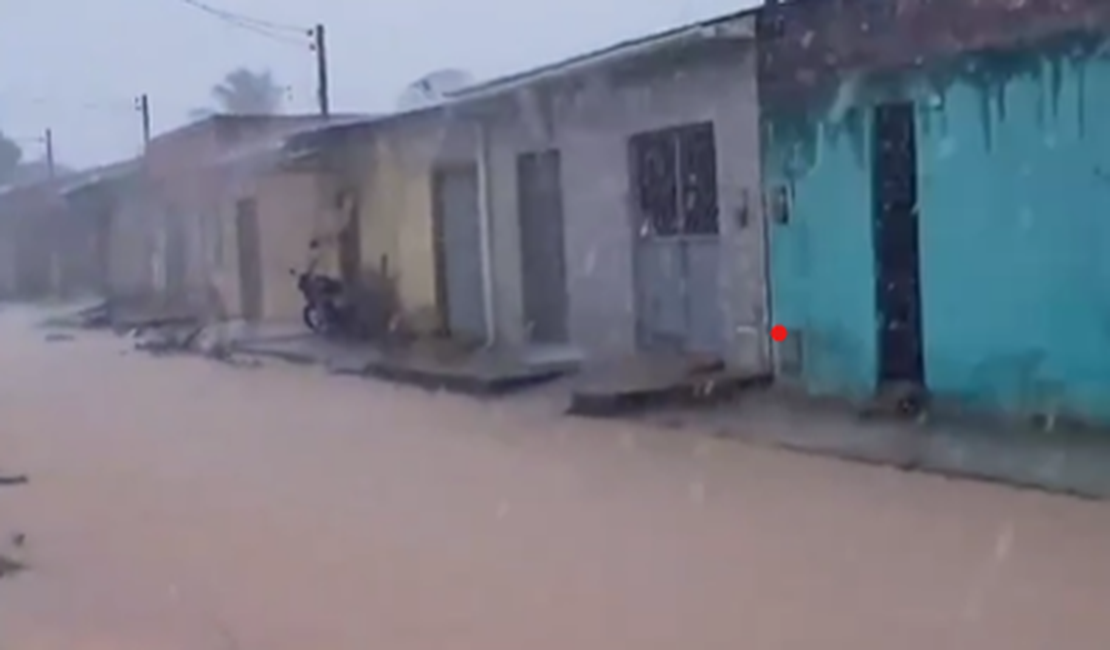 Fortes chuvas deixam ruas alagadas em Murici e Cajueiro