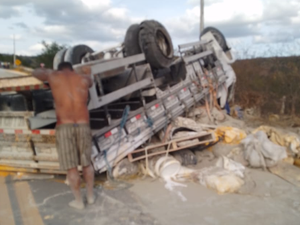 Caminhão tomba na Serra das Pias e uma pessoa morre no local