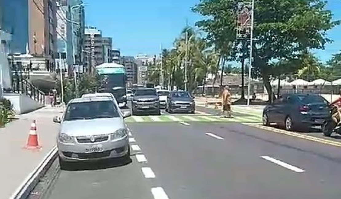 Óleo na pista provoca colisão entre carro e moto na Pajuçara