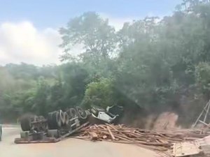 [Vídeo] Carreta vira e espalha carga de madeira na rodovia AL-105 na parte alta de Maceió