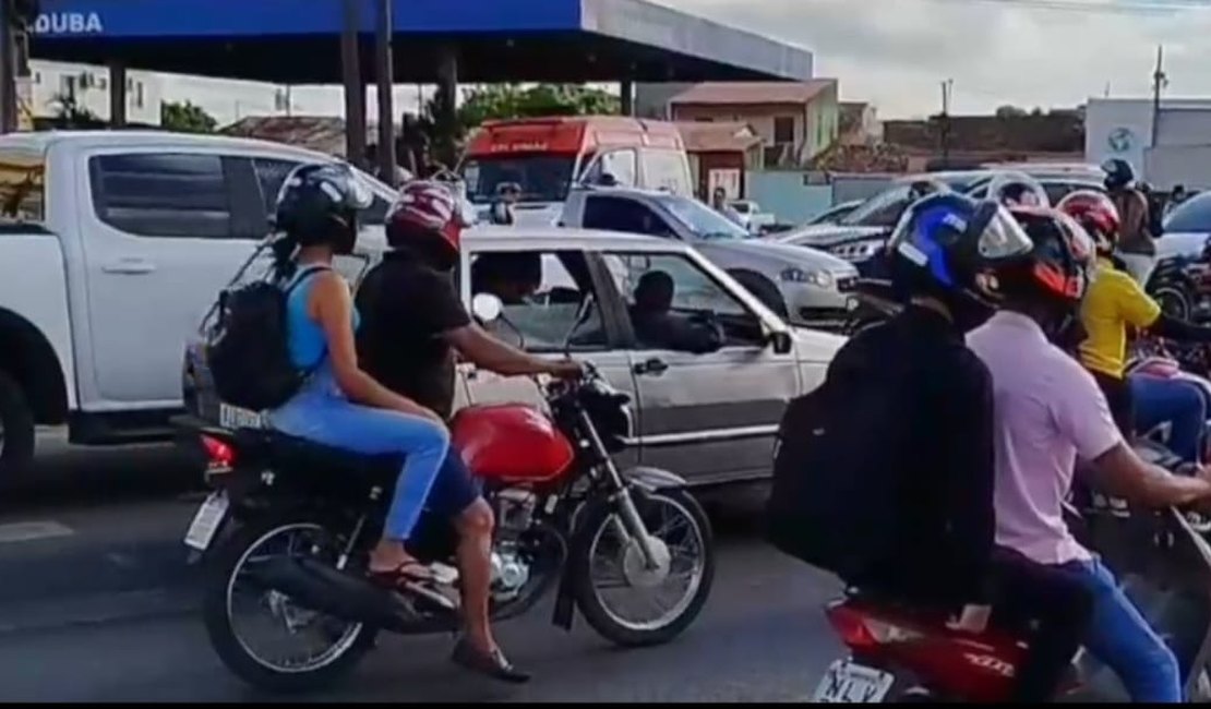 [Vídeo] Colisão entre duas motocicletas deixa uma pessoa ferida na AL-220 em Arapiraca