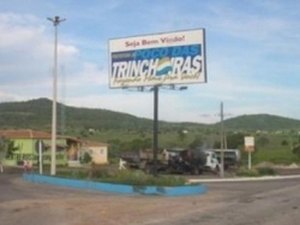 Acidente entre motos e carro deixa um morto no Sertão