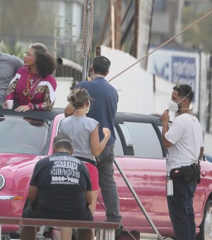 Rafael Zulu e Rodrigo Sant'Anna gravam cenas em carrão pink no Rio