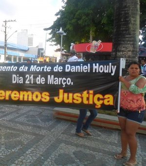 Familiares de Daniel Houly fazem manifestação no Centro de Arapiraca