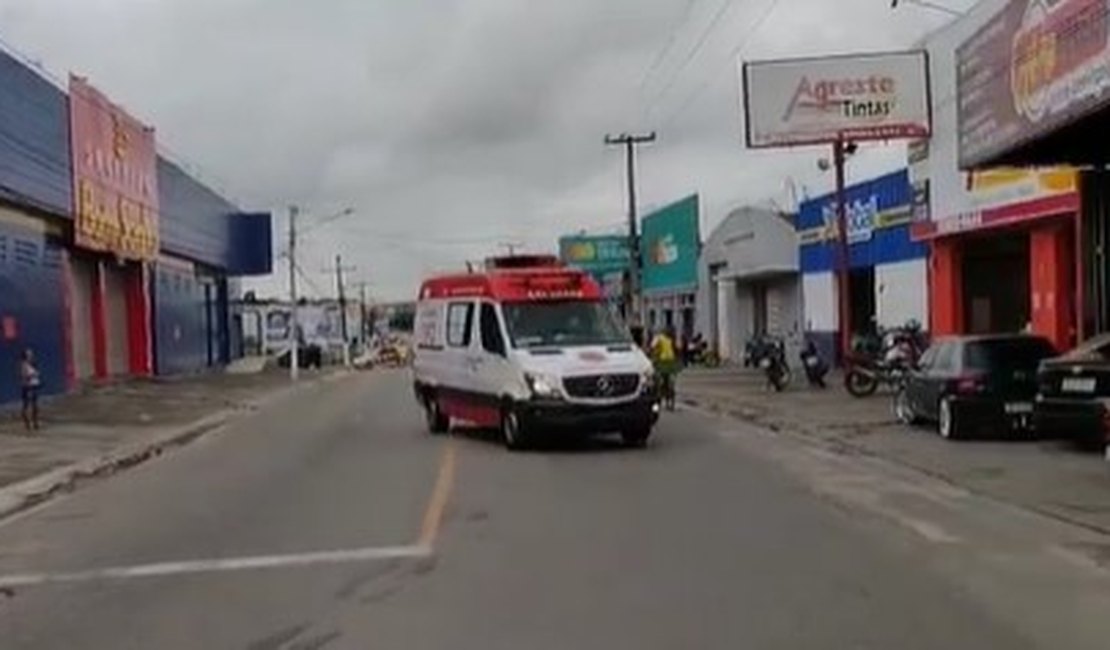 Motociclista sente-se mal e colide com carro ao passar para a contramão em Arapiraca