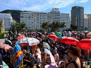Fãs de Lady Gaga acampam nas areias de Copacabana para ver show
