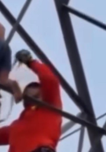 Criança de 5 anos mobiliza resgate após subir em torre de transmissão