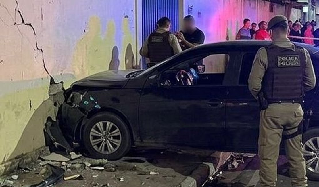 Motorista embriagado é preso após fugir de blitz e colidir contra muro de escola em Maceió