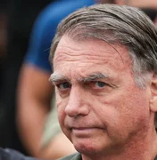 Carlos visita Jair Bolsonaro na UTI e relata: 'Quadro continua grave'