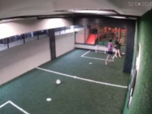 Criança sofre descarga elétrica ao tocar portão em condomínio na Jatiúca