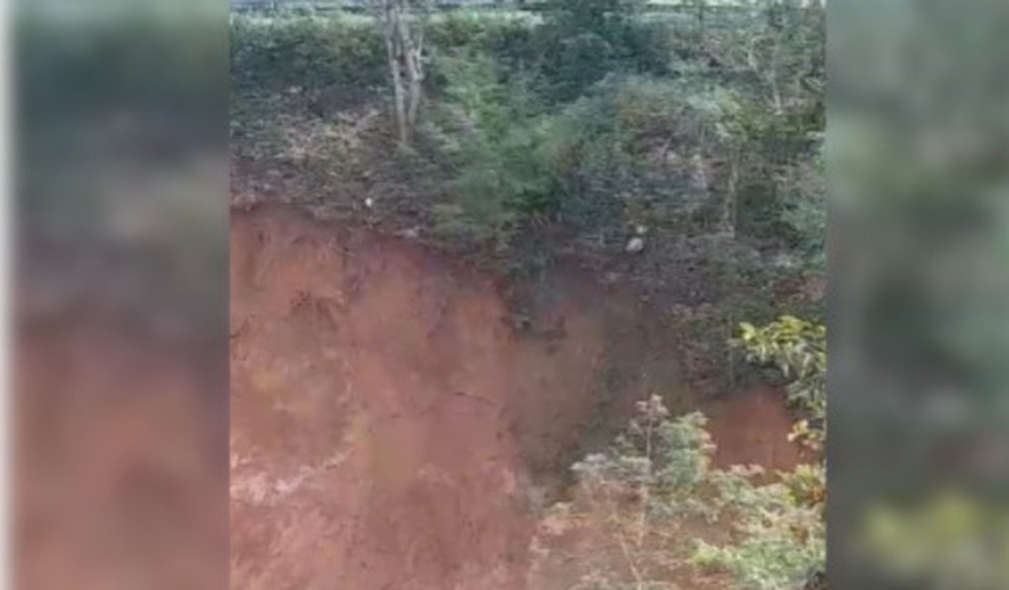 [Vídeo] Morador denuncia perigo de deslizamento de terra na BR-316 na Ladeira do Catolé