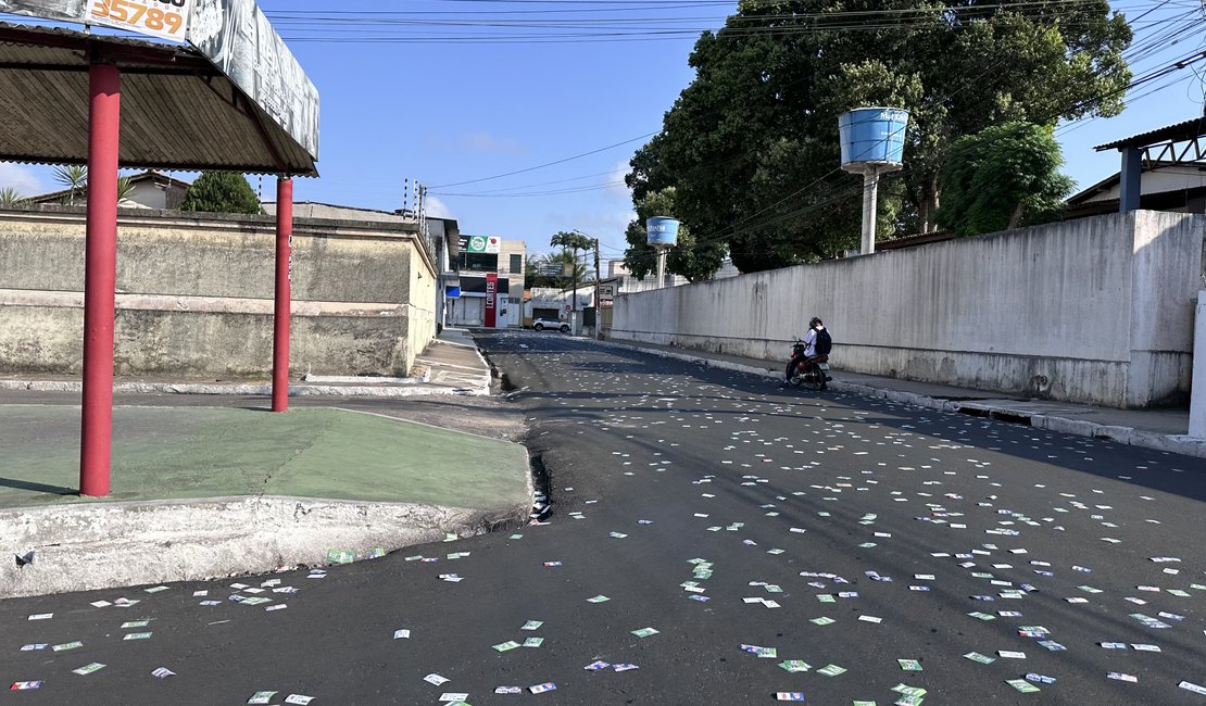 [Vídeo] Ruas de Arapiraca amanhecem cheias de lixo neste domingo de eleição