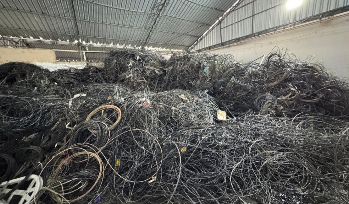 Projeto Poste Limpo retira 140 quilômetros de fios dos postes na capital
