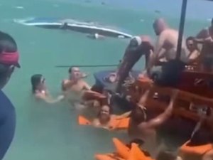 Jangada de passeio turístico vira no mar em São Miguel dos Milagres