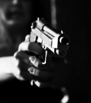 Mulher aciona polícia por ter atirado em companheiro e é presa por porte ilegal de arma em Penedo