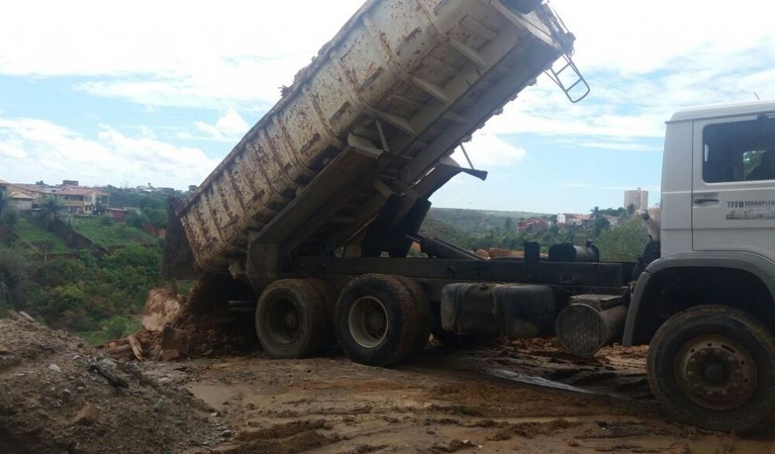Caminhão é apreendido por descarte irregular de resíduos sólidos em Maceió