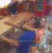 Vídeo mostra momento em que mulher agride hóspede e destrói hotel em Arapiraca