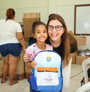 Estudantes da Escola Municipal Manoel Pedro recebem kits de fardamento