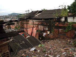 Menino de um 1 ano morre em deslizamento de terra