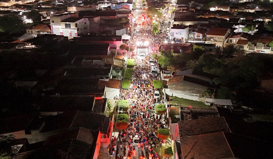 Bloco Poca Tênis reúne multidão e consolida tradição em Major Izidoro