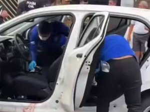[Vídeo] Polícia Científica realiza perícia em carro onde policiais foram mortos em Delmiro