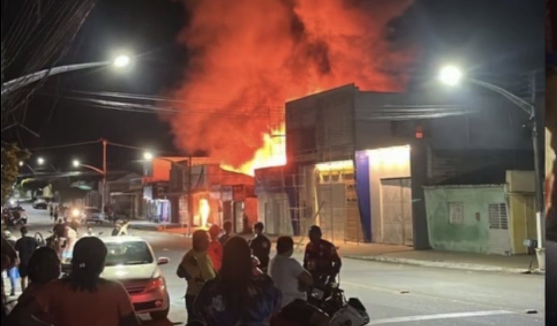 Incêndio de grandes proporções atinge mercado e mobiliza Bombeiros no centro de Cacimbinhas