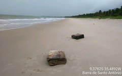 Fardo de borracha surge na Barra de Santo Antônio