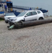 Estrutura metálica se solta de caminhão e atinge carro no Porto das Balsas, em Penedo