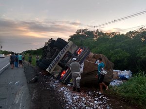 Caminhão tomba na AL-101 Sul, em Marechal Deodoro
