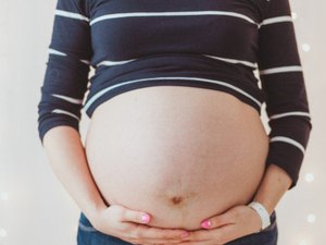 Mulher dá à luz gêmeos com 11 semanas de diferença. Entenda