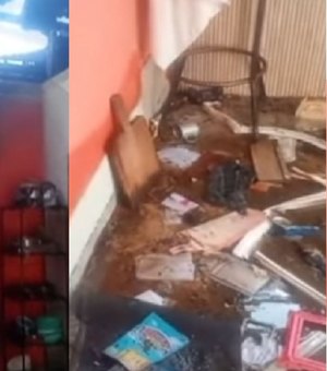 Casa pega fogo e dois homens são socorridos no Benedito Bentes, em Maceió