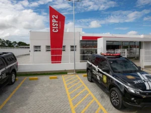 Mulher com mandado de prisão por tráfico é detida no Centro de Penedo