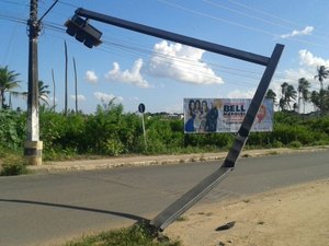 Motorista de caminhão danifica semáforo e causa curto-circuito na rede elétrica