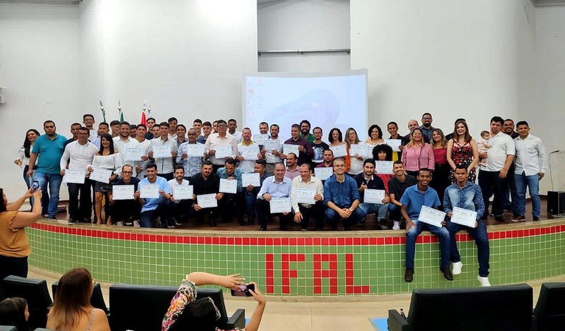 Campus Palmeira dos Índios entrega certificados do curso Eletricista de Sistemas Renováveis