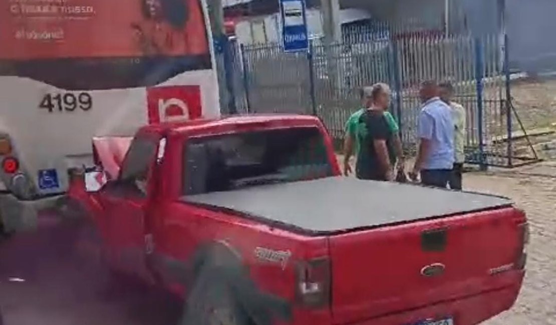 [vídeo] Carro bate em traseira de ônibus no Jardim Petrópolis