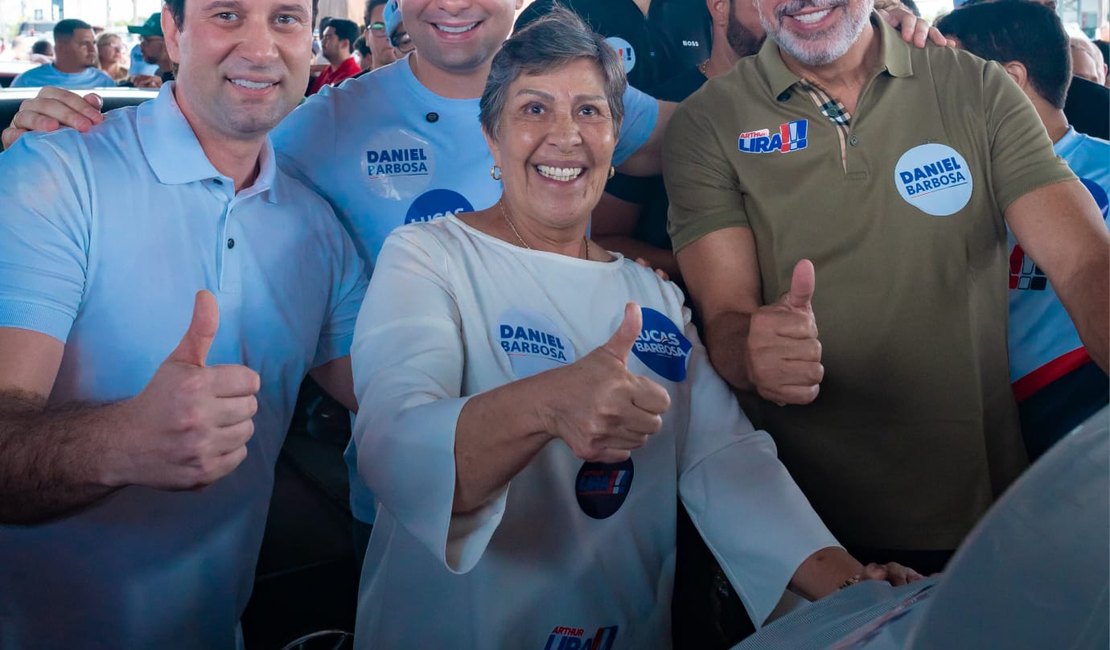 Arthur Lira reúne lideranças e promove grande adesivaço em Arapiraca