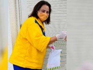 Professora se veste de carteira para entregar cartinhas aos alunos, em Goianésia: 'Não aguentava mais a saudade'