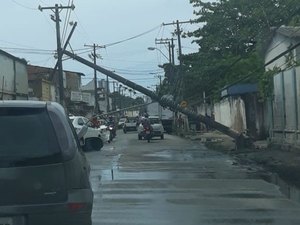 Colisão derruba poste e interdita avenida no bairro do Mutange