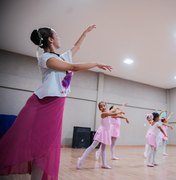 Arapiraca comemora os 15 anos de Escola de Artes e Museu Zezito Guedes com aula aberta e exposição