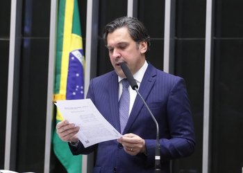 Isnaldo Bulhões ‘segura’ votação do orçamento para incluir tributação sobre bets e fintechs