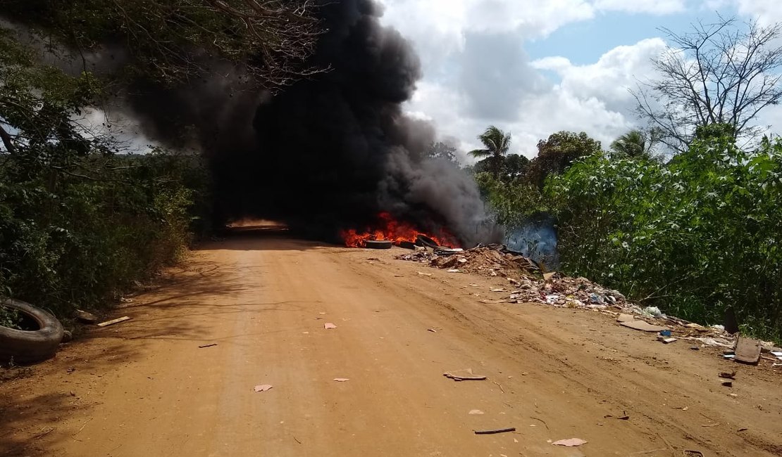 [Vídeo] Fogo em pneus e lixo gera fumaça negra e interdita estrada vicinal no bairro Planalto em Arapiraca