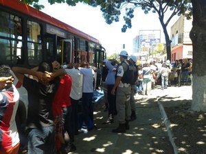Operação de abordagem a ônibus apreende faca, maconha e pedras de crack