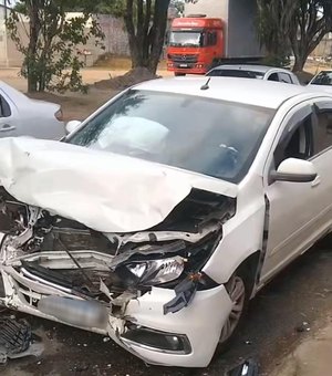 Dois veículos colidem de frente no Tabuleiro dos Martins