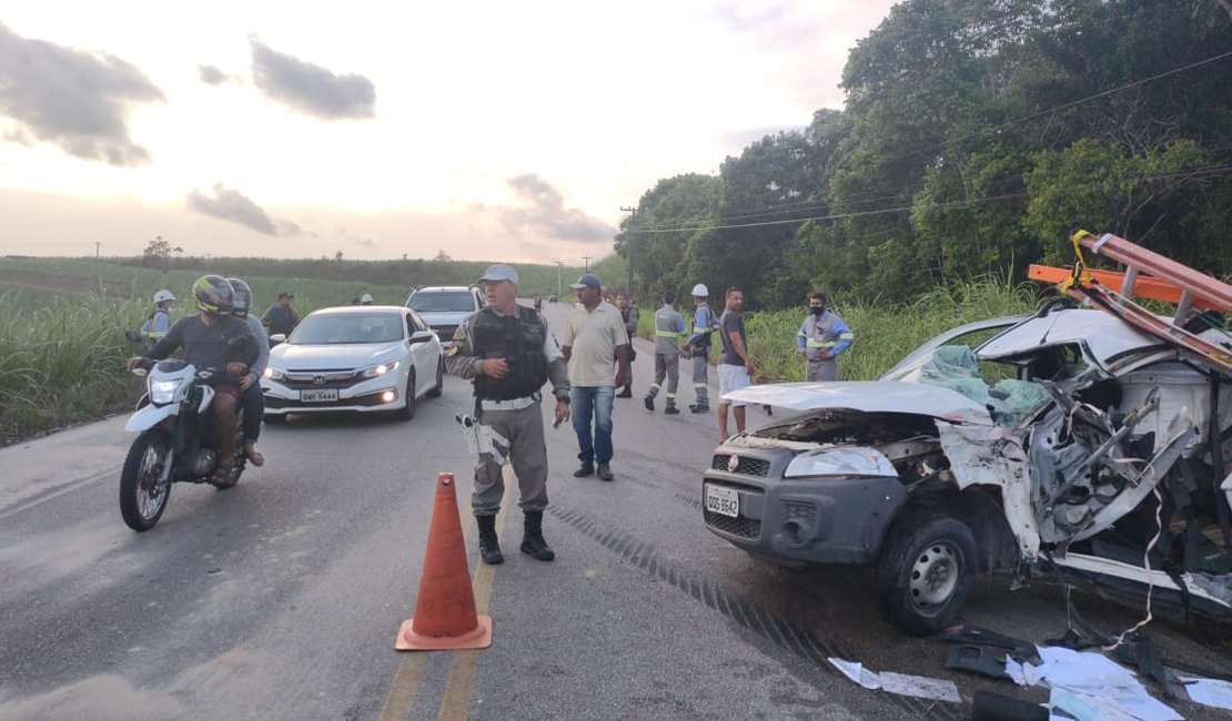 Colisão entre veículos deixa jovem morto na rodovia AL 105