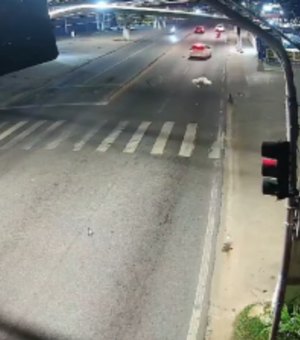 Câmeras de segurança registram momento em que motorista colide em carros parados no sinal no Antares