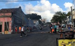 Manifestantes queimaram pneus no Centro de Maceió contra ação da prefeitura