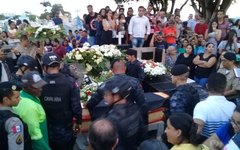 Familiares, amigos e colegas de farda dão último adeus a policial Laysa