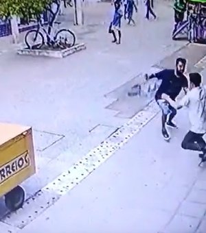 Vídeo mostra momento em que homem é esfaqueado no Centro de Maceió
